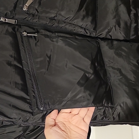 BCBG hooded puffer winter coat, with super soft sherpa style material inside. - Picture 6 of 14